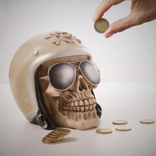 Pokladnička ve tvaru lebky s motocyklistickou přilbou
