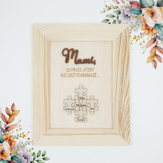 Personalizovaný dřevěný rámeček "Mami, ty jsi ten prvek, který nás drží pohromadě" s vybranými jmény ve skládačce