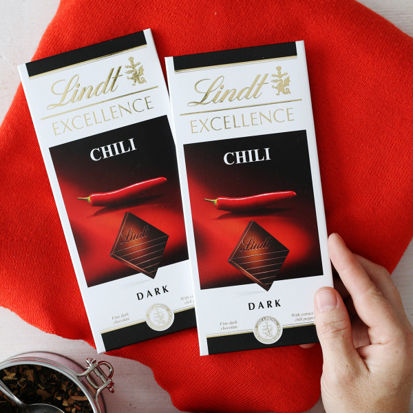 2 ks. "LINDT EXCELLENCE hořká čokoláda s chilli extraktem