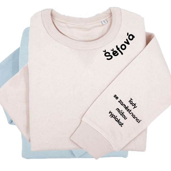 UNISEX pastelová mikina Sully "Šéfová - na slzy zaměstanců" s potiskem na rukávu UNISEX pastelová mikina Sully "Šéfová - na slzy zaměstanců" s potiskem na rukávu