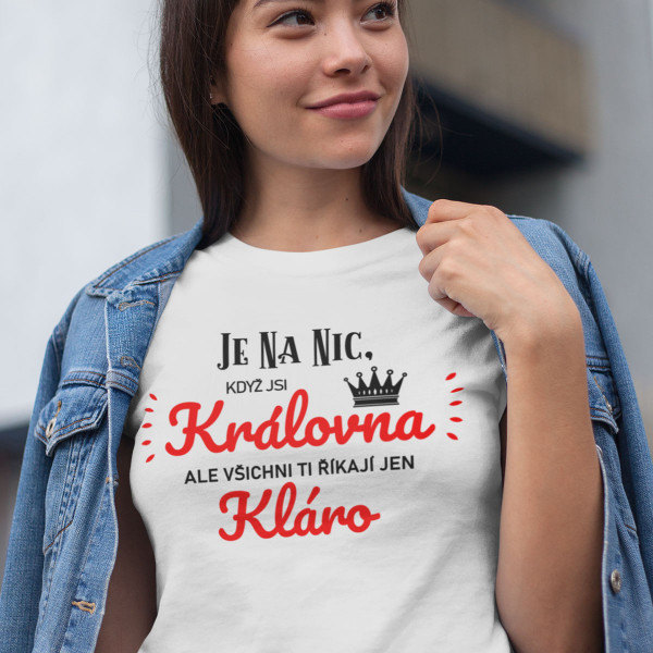 Dámské tričko "Je na nic, když jsi královna" se jménem podle Vašeho výběru