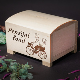 Dřevěná gravírovaná pokladnička - truhlička "Penzijní fond"
