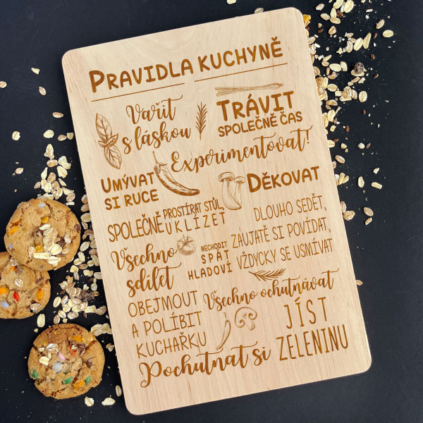 Dřevěné gravírovaná kréjecí prkénko "Pravidla kuchyně"