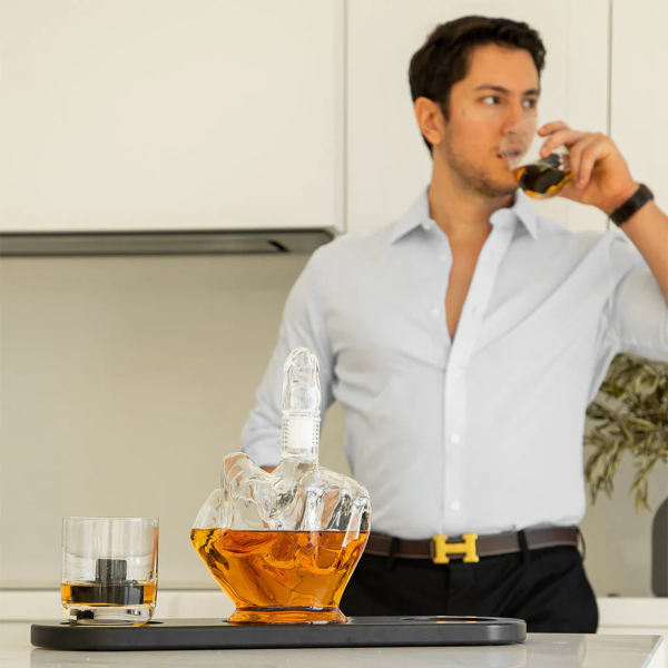 Sada karafy a 2 sklenic „Middle Finger“