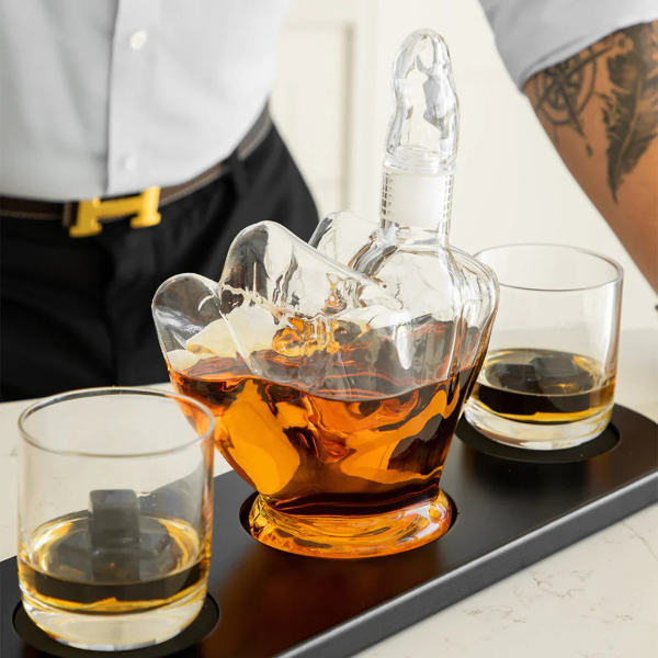 Sada karafy a 2 sklenic „Middle Finger“