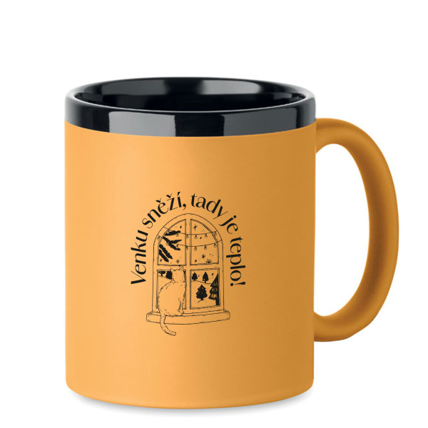 Gravírovaný hrnek "Venku sněží, tady je teplo"