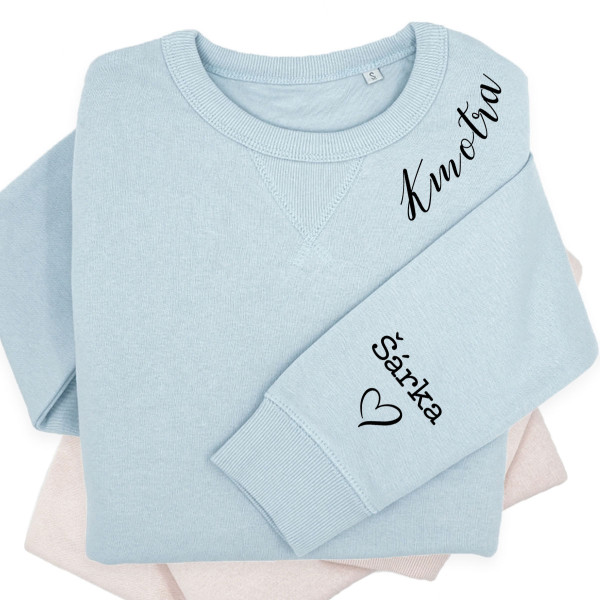 UNISEX pastelová mikina "Sully" "Kmotra" s jmény dětí na rukávu UNISEX pastelová mikina "Sully" "Kmotra" s jmény dětí na rukávu
